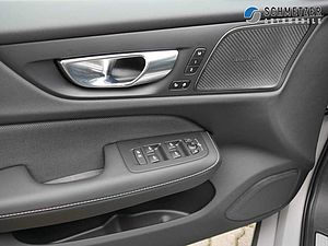 Volvo  +B4+Mild-Hybrid+Diesel+Plus+Dark+R-Kamera+LED